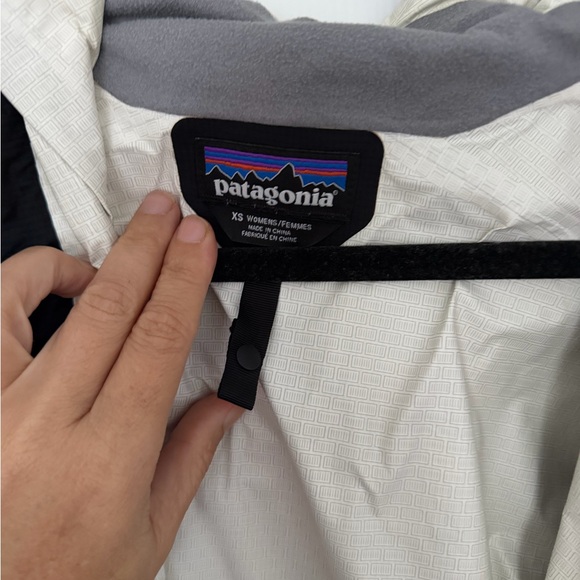 Patagonia Black Women's Windbreaker & Rain Jacket - Picture 2 of 7